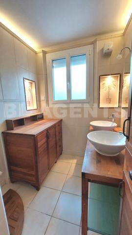 Secteur prisé : MAGNIFIQUE villa  de 295 m2 , 9 pièces, avec jardin , garages et piscine 