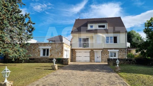 Secteur prisé : MAGNIFIQUE villa  de 295 m2 , 9 pièces, avec jardin , garages et piscine 