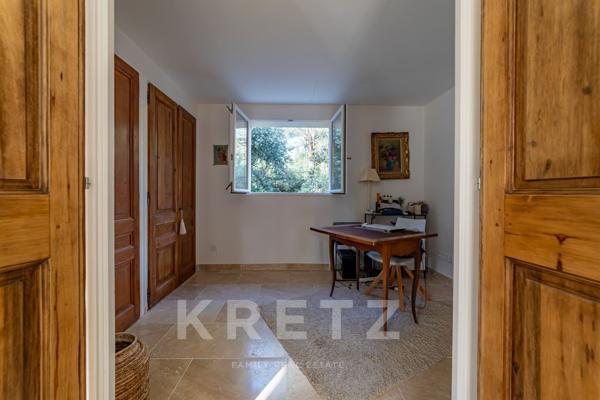 Villeneuve-lès-Avignon —Elégante villa contemporaine avec piscine et vue dégagée