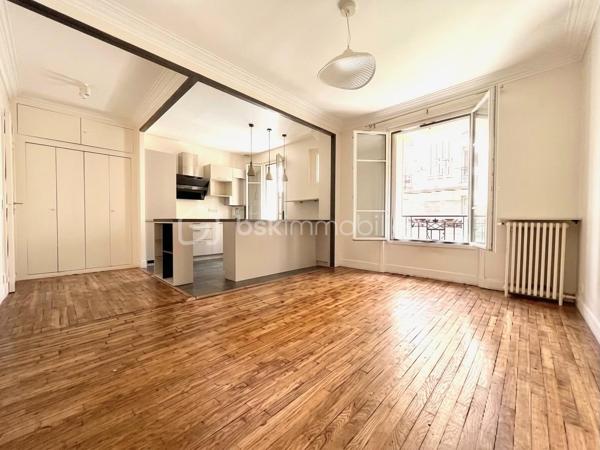 Découvrez cet appartement en très bon état, situé au premier étage d’un immeuble ancien avec ascenseur, au coeur d’une résidence fermée et sécurisée, avec gardien. 

L’appartement, donnant sur une cour calme et végétalisée, est exposé est. Sans perte d’espace, il se compose de deux pièces principales, dont :

- une grande pièce de 28,92 m2 loi Carrez comprenant une entrée avec placard, ainsi qu'un séjour avec cuisine ouverte intégrant de nombreux rangements ; 
- une chambre de 14,06 m2 loi Carrez ; et
- une salle d’eau avec toilettes, de 5,30 m2 loi Carrez.

Côté transports : 

- Métro ligne 2 : station Anvers à 270 mètres et Pigalle à 450 mètres
- Métro ligne 12 : station Abbesses à 350 mètres

Précisions :

- Bien soumis au statut de la copropriété
- Chauffage et production d'eau chaude collectifs (chaudière à gaz)
- DPE E

Une cave en sous-sol complète ce bien.