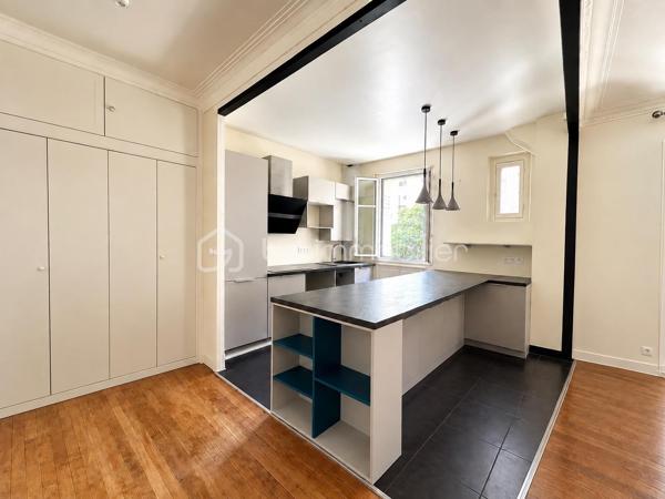 Découvrez cet appartement en très bon état, situé au premier étage d’un immeuble ancien avec ascenseur, au coeur d’une résidence fermée et sécurisée, avec gardien. 

L’appartement, donnant sur une cour calme et végétalisée, est exposé est. Sans perte d’espace, il se compose de deux pièces principales, dont :

- une grande pièce de 28,92 m2 loi Carrez comprenant une entrée avec placard, ainsi qu'un séjour avec cuisine ouverte intégrant de nombreux rangements ; 
- une chambre de 14,06 m2 loi Carrez ; et
- une salle d’eau avec toilettes, de 5,30 m2 loi Carrez.

Côté transports : 

- Métro ligne 2 : station Anvers à 270 mètres et Pigalle à 450 mètres
- Métro ligne 12 : station Abbesses à 350 mètres

Précisions :

- Bien soumis au statut de la copropriété
- Chauffage et production d'eau chaude collectifs (chaudière à gaz)
- DPE E

Une cave en sous-sol complète ce bien.