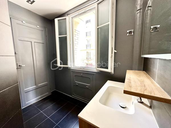 Découvrez cet appartement en très bon état, situé au premier étage d’un immeuble ancien avec ascenseur, au coeur d’une résidence fermée et sécurisée, avec gardien. 

L’appartement, donnant sur une cour calme et végétalisée, est exposé est. Sans perte d’espace, il se compose de deux pièces principales, dont :

- une grande pièce de 28,92 m2 loi Carrez comprenant une entrée avec placard, ainsi qu'un séjour avec cuisine ouverte intégrant de nombreux rangements ; 
- une chambre de 14,06 m2 loi Carrez ; et
- une salle d’eau avec toilettes, de 5,30 m2 loi Carrez.

Côté transports : 

- Métro ligne 2 : station Anvers à 270 mètres et Pigalle à 450 mètres
- Métro ligne 12 : station Abbesses à 350 mètres

Précisions :

- Bien soumis au statut de la copropriété
- Chauffage et production d'eau chaude collectifs (chaudière à gaz)
- DPE E

Une cave en sous-sol complète ce bien.
