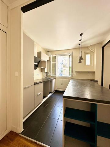 Découvrez cet appartement en très bon état, situé au premier étage d’un immeuble ancien avec ascenseur, au coeur d’une résidence fermée et sécurisée, avec gardien. 

L’appartement, donnant sur une cour calme et végétalisée, est exposé est. Sans perte d’espace, il se compose de deux pièces principales, dont :

- une grande pièce de 28,92 m2 loi Carrez comprenant une entrée avec placard, ainsi qu'un séjour avec cuisine ouverte intégrant de nombreux rangements ; 
- une chambre de 14,06 m2 loi Carrez ; et
- une salle d’eau avec toilettes, de 5,30 m2 loi Carrez.

Côté transports : 

- Métro ligne 2 : station Anvers à 270 mètres et Pigalle à 450 mètres
- Métro ligne 12 : station Abbesses à 350 mètres

Précisions :

- Bien soumis au statut de la copropriété
- Chauffage et production d'eau chaude collectifs (chaudière à gaz)
- DPE E

Une cave en sous-sol complète ce bien.