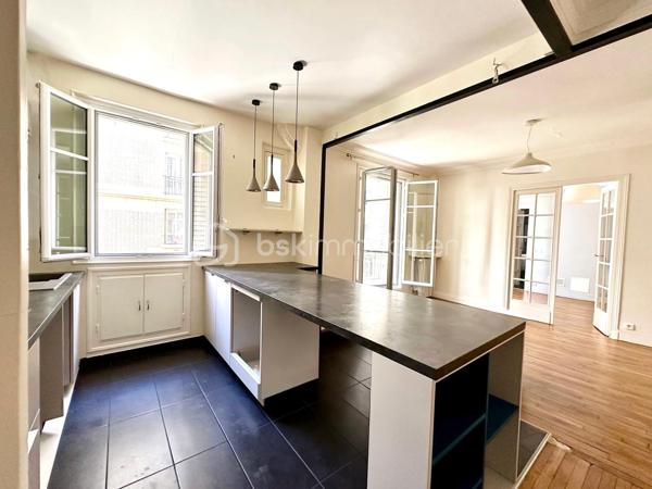 Découvrez cet appartement en très bon état, situé au premier étage d’un immeuble ancien avec ascenseur, au coeur d’une résidence fermée et sécurisée, avec gardien. 

L’appartement, donnant sur une cour calme et végétalisée, est exposé est. Sans perte d’espace, il se compose de deux pièces principales, dont :

- une grande pièce de 28,92 m2 loi Carrez comprenant une entrée avec placard, ainsi qu'un séjour avec cuisine ouverte intégrant de nombreux rangements ; 
- une chambre de 14,06 m2 loi Carrez ; et
- une salle d’eau avec toilettes, de 5,30 m2 loi Carrez.

Côté transports : 

- Métro ligne 2 : station Anvers à 270 mètres et Pigalle à 450 mètres
- Métro ligne 12 : station Abbesses à 350 mètres

Précisions :

- Bien soumis au statut de la copropriété
- Chauffage et production d'eau chaude collectifs (chaudière à gaz)
- DPE E

Une cave en sous-sol complète ce bien.