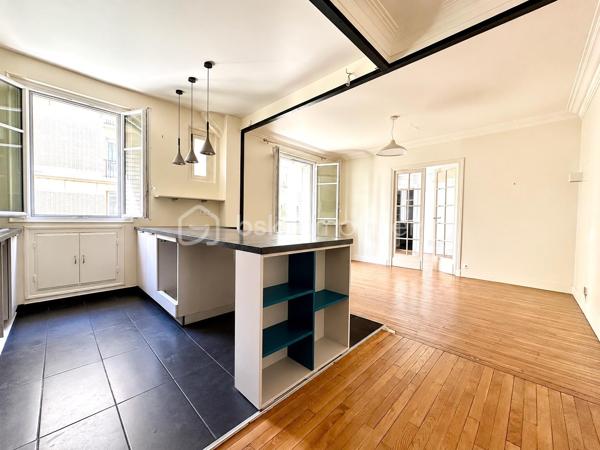 Découvrez cet appartement en très bon état, situé au premier étage d’un immeuble ancien avec ascenseur, au coeur d’une résidence fermée et sécurisée, avec gardien. 

L’appartement, donnant sur une cour calme et végétalisée, est exposé est. Sans perte d’espace, il se compose de deux pièces principales, dont :

- une grande pièce de 28,92 m2 loi Carrez comprenant une entrée avec placard, ainsi qu'un séjour avec cuisine ouverte intégrant de nombreux rangements ; 
- une chambre de 14,06 m2 loi Carrez ; et
- une salle d’eau avec toilettes, de 5,30 m2 loi Carrez.

Côté transports : 

- Métro ligne 2 : station Anvers à 270 mètres et Pigalle à 450 mètres
- Métro ligne 12 : station Abbesses à 350 mètres

Précisions :

- Bien soumis au statut de la copropriété
- Chauffage et production d'eau chaude collectifs (chaudière à gaz)
- DPE E

Une cave en sous-sol complète ce bien.
