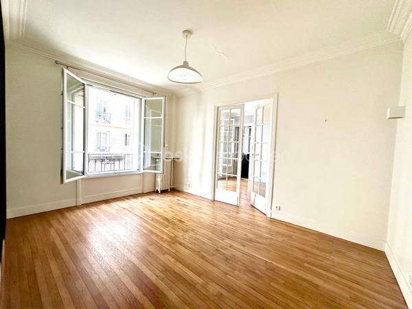 Découvrez cet appartement en très bon état, situé au premier étage d’un immeuble ancien avec ascenseur, au coeur d’une résidence fermée et sécurisée, avec gardien. 

L’appartement, donnant sur une cour calme et végétalisée, est exposé est. Sans perte d’espace, il se compose de deux pièces principales, dont :

- une grande pièce de 28,92 m2 loi Carrez comprenant une entrée avec placard, ainsi qu'un séjour avec cuisine ouverte intégrant de nombreux rangements ; 
- une chambre de 14,06 m2 loi Carrez ; et
- une salle d’eau avec toilettes, de 5,30 m2 loi Carrez.

Côté transports : 

- Métro ligne 2 : station Anvers à 270 mètres et Pigalle à 450 mètres
- Métro ligne 12 : station Abbesses à 350 mètres

Précisions :

- Bien soumis au statut de la copropriété
- Chauffage et production d'eau chaude collectifs (chaudière à gaz)
- DPE E

Une cave en sous-sol complète ce bien.
