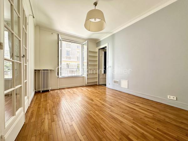 Découvrez cet appartement en très bon état, situé au premier étage d’un immeuble ancien avec ascenseur, au coeur d’une résidence fermée et sécurisée, avec gardien. 

L’appartement, donnant sur une cour calme et végétalisée, est exposé est. Sans perte d’espace, il se compose de deux pièces principales, dont :

- une grande pièce de 28,92 m2 loi Carrez comprenant une entrée avec placard, ainsi qu'un séjour avec cuisine ouverte intégrant de nombreux rangements ; 
- une chambre de 14,06 m2 loi Carrez ; et
- une salle d’eau avec toilettes, de 5,30 m2 loi Carrez.

Côté transports : 

- Métro ligne 2 : station Anvers à 270 mètres et Pigalle à 450 mètres
- Métro ligne 12 : station Abbesses à 350 mètres

Précisions :

- Bien soumis au statut de la copropriété
- Chauffage et production d'eau chaude collectifs (chaudière à gaz)
- DPE E

Une cave en sous-sol complète ce bien.