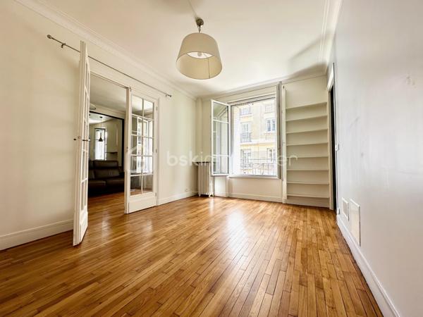 Découvrez cet appartement en très bon état, situé au premier étage d’un immeuble ancien avec ascenseur, au coeur d’une résidence fermée et sécurisée, avec gardien. 

L’appartement, donnant sur une cour calme et végétalisée, est exposé est. Sans perte d’espace, il se compose de deux pièces principales, dont :

- une grande pièce de 28,92 m2 loi Carrez comprenant une entrée avec placard, ainsi qu'un séjour avec cuisine ouverte intégrant de nombreux rangements ; 
- une chambre de 14,06 m2 loi Carrez ; et
- une salle d’eau avec toilettes, de 5,30 m2 loi Carrez.

Côté transports : 

- Métro ligne 2 : station Anvers à 270 mètres et Pigalle à 450 mètres
- Métro ligne 12 : station Abbesses à 350 mètres

Précisions :

- Bien soumis au statut de la copropriété
- Chauffage et production d'eau chaude collectifs (chaudière à gaz)
- DPE E

Une cave en sous-sol complète ce bien.