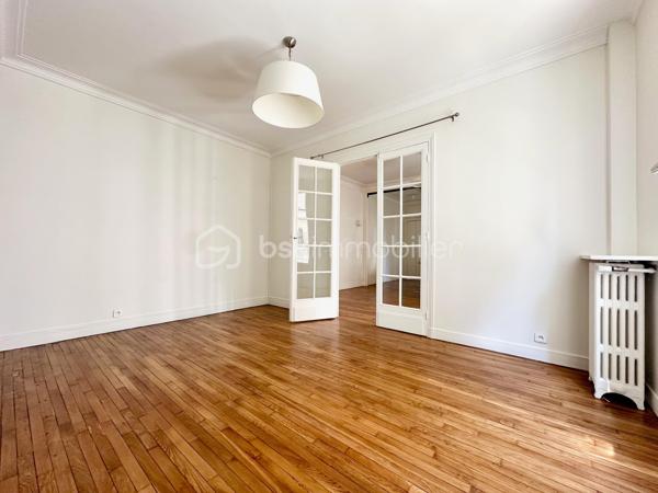 Découvrez cet appartement en très bon état, situé au premier étage d’un immeuble ancien avec ascenseur, au coeur d’une résidence fermée et sécurisée, avec gardien. 

L’appartement, donnant sur une cour calme et végétalisée, est exposé est. Sans perte d’espace, il se compose de deux pièces principales, dont :

- une grande pièce de 28,92 m2 loi Carrez comprenant une entrée avec placard, ainsi qu'un séjour avec cuisine ouverte intégrant de nombreux rangements ; 
- une chambre de 14,06 m2 loi Carrez ; et
- une salle d’eau avec toilettes, de 5,30 m2 loi Carrez.

Côté transports : 

- Métro ligne 2 : station Anvers à 270 mètres et Pigalle à 450 mètres
- Métro ligne 12 : station Abbesses à 350 mètres

Précisions :

- Bien soumis au statut de la copropriété
- Chauffage et production d'eau chaude collectifs (chaudière à gaz)
- DPE E

Une cave en sous-sol complète ce bien.