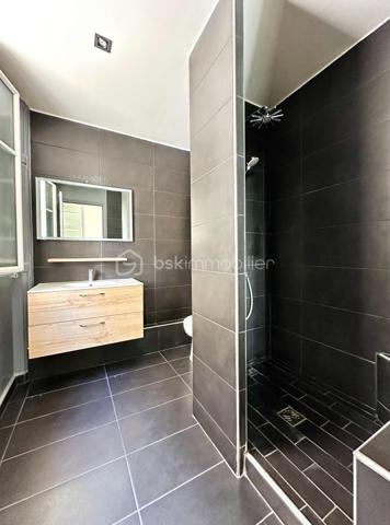 Découvrez cet appartement en très bon état, situé au premier étage d’un immeuble ancien avec ascenseur, au coeur d’une résidence fermée et sécurisée, avec gardien. 

L’appartement, donnant sur une cour calme et végétalisée, est exposé est. Sans perte d’espace, il se compose de deux pièces principales, dont :

- une grande pièce de 28,92 m2 loi Carrez comprenant une entrée avec placard, ainsi qu'un séjour avec cuisine ouverte intégrant de nombreux rangements ; 
- une chambre de 14,06 m2 loi Carrez ; et
- une salle d’eau avec toilettes, de 5,30 m2 loi Carrez.

Côté transports : 

- Métro ligne 2 : station Anvers à 270 mètres et Pigalle à 450 mètres
- Métro ligne 12 : station Abbesses à 350 mètres

Précisions :

- Bien soumis au statut de la copropriété
- Chauffage et production d'eau chaude collectifs (chaudière à gaz)
- DPE E

Une cave en sous-sol complète ce bien.