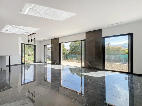 Maison à vendre 4 pièces LA ROQUETTE SUR SIAGNE (06)