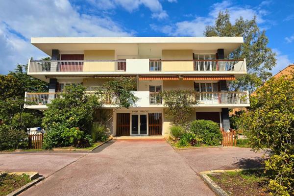 Carqueiranne - studio 28m2 environ terrasse, parking et cave. Proche mer