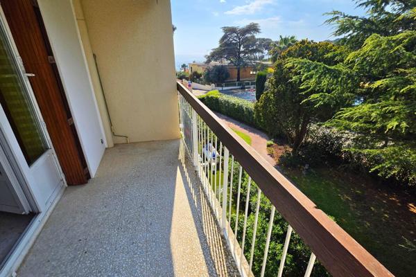 Carqueiranne - studio 28m2 environ terrasse, parking et cave. Proche mer