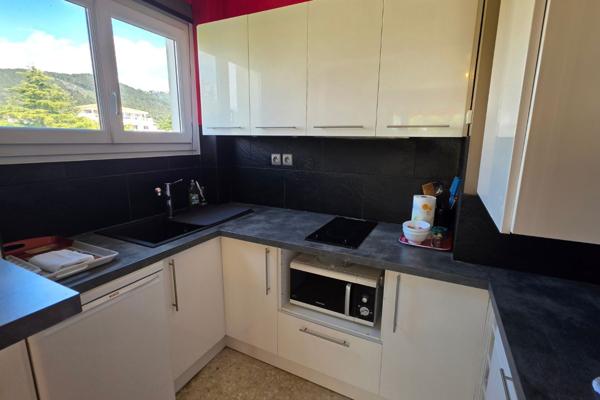 Carqueiranne - studio 28m2 environ terrasse, parking et cave. Proche mer