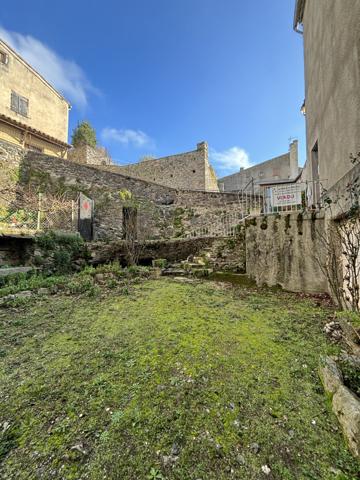 Au coeur d'un village de caractère dans la montagne noire, avec toutes commodités, maison avec cour Saissac (11310)