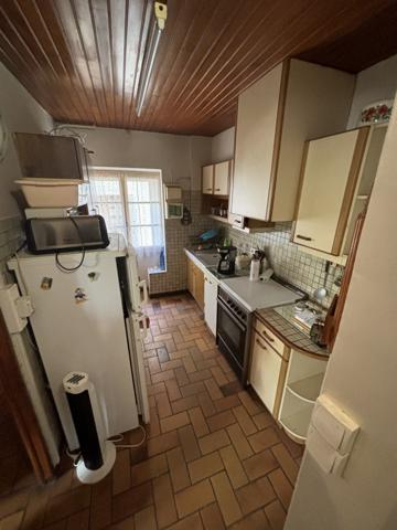 Au coeur d'un village de caractère dans la montagne noire, avec toutes commodités, maison avec cour Saissac (11310)