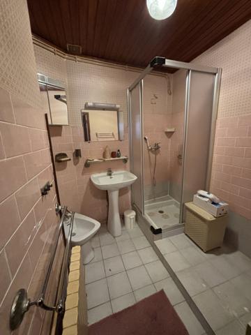 Au coeur d'un village de caractère dans la montagne noire, avec toutes commodités, maison avec cour Saissac (11310)