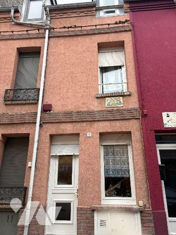 Centre ville, à proximité immédiate des commerces et de la plage, Maison de ville comprenant au...