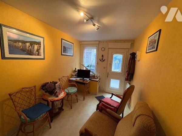 Centre ville, à proximité immédiate des commerces et de la plage, Maison de ville comprenant au...