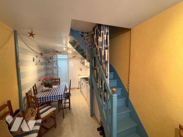 Centre ville, à proximité immédiate des commerces et de la plage, Maison de ville comprenant au...