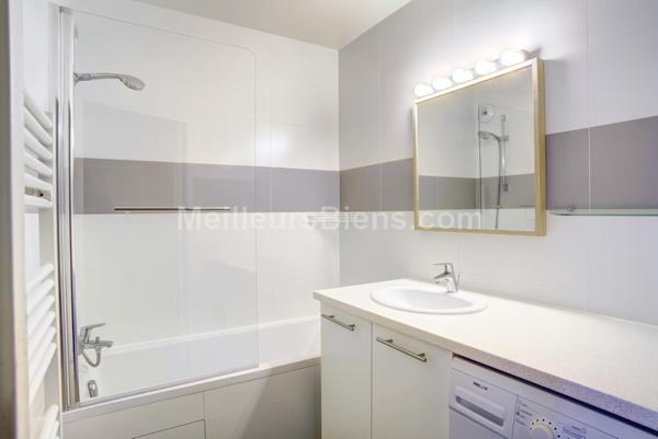 Plein centre, 3 p en parfait état avec petite terrasse.