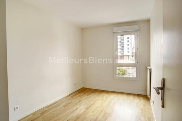 Plein centre, 3 p en parfait état avec petite terrasse.