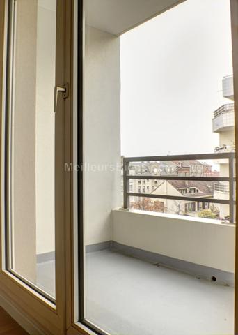 Plein centre, 3 p en parfait état avec petite terrasse.