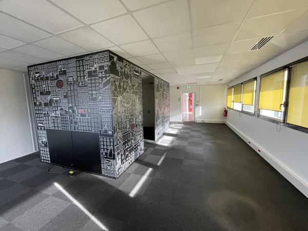 Bureaux à louer 173 m² à Saint-Herblain avec 12 places de parking