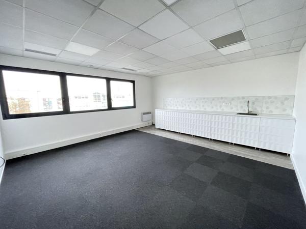 Bureaux à louer 173 m² à Saint-Herblain avec 12 places de parking