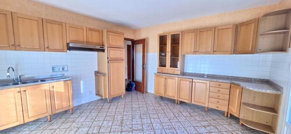 Maison familiale à vendre à Bourg-en-Bresse, secteur résidentiel calme