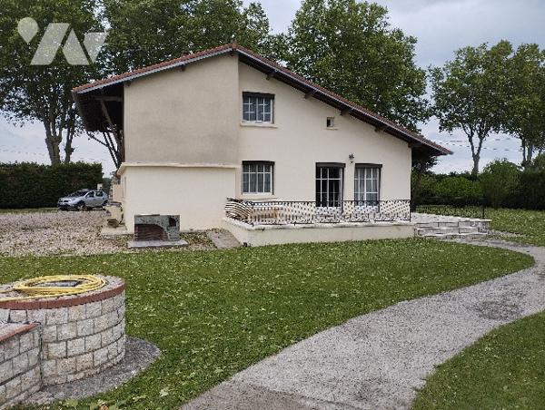 A vendre   Montesquieu  Volvestre.belle et agréable maison D'architecte de type 6/7 sur 4030m²