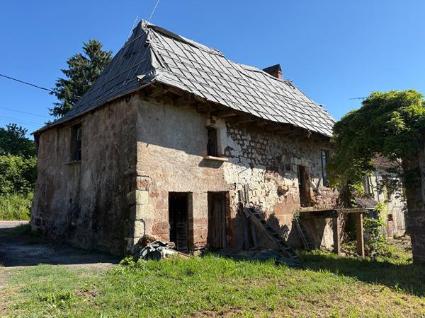 Ensemble à réinventer ? Maison, dépendances et fort potentiel de rénovation Rosiers-de-juillac