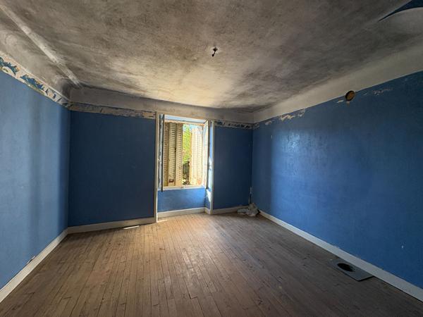 Ensemble à réinventer ? Maison, dépendances et fort potentiel de rénovation Rosiers-de-juillac