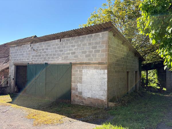 Ensemble à réinventer ? Maison, dépendances et fort potentiel de rénovation Rosiers-de-juillac