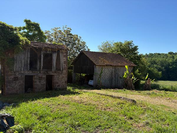 Ensemble à réinventer ? Maison, dépendances et fort potentiel de rénovation Rosiers-de-juillac