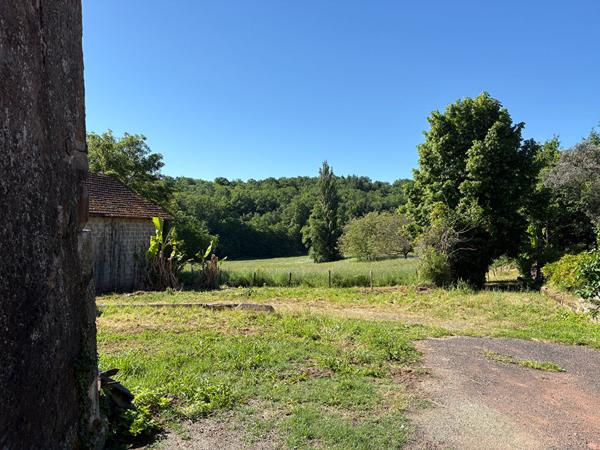 Ensemble à réinventer ? Maison, dépendances et fort potentiel de rénovation Rosiers-de-juillac