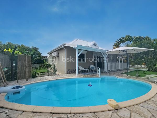 EXCLUSIVITE 
Delphine MIRANDA pour BSK Immobilier

Saint François , dans un lotissement prisé pour son emplacement et sa quiétude je vous propose cette jolie villa d'habitation d'une surface habitable de 102 m2 (82,43 m2 Carrez) édifiée sur deux niveaux sur une parcelle plane de 383 m2.
Entrée par portail électrique avec portillon de sécurité, le jardin paysagé tiré au cordeau vous offre un extérieur sans contrainte d'entretien , une piscine au sel avec douche extérieure , un carport et un grand garage fermé de 20 m2.
La terrasse abritée orientée jardin vous permettra également de profiter de la douceur du climat caribéen.
La maison propose un grand salon - séjour avec belle hauteur sous plafond, une cuisine ouverte aménagée et équipée , une grande chambre climatisée avec placards de rangements, une deuxième chambre version suite parentale avec placards, salle d'eau douche à l'italienne et toilettes, une deuxième salle d'eau et un toilette invité.
Pour compléter l'ensemble, à l'étage en mezzanine fermée une troisième chambre climatisée.
Aucun travaux à prévoir , l'entretien est irréprochable il est important de le souligner, vous disposez d'un bien clé en main prêt à l'emploi.

Ses atouts majeurs : 
- emplacement 
- peu d'entretien extérieur
- garage fermé 
- climatisations et ventilateurs plafonniers 
- moustiquaires intégrées sur chaque fenêtres
- 2 citernes tampon de 1250 litres soit 2500 litres à disposition
- piscine au sel 
- vendu meublé clé en main 
- 2 places de parking intérieur et une en extérieur 
- aucun travaux 

Clairement c'est un coup de coeur clé en main, n'hésitez pas à me contacter pour de plus amples informations, accéder à la vidéo de la villa , échanger sur votre projet et positionner une visite.
Merci de privilégier l'appel ou message par whatsapp.