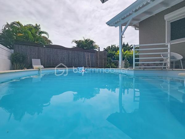 EXCLUSIVITE 
Delphine MIRANDA pour BSK Immobilier

Saint François , dans un lotissement prisé pour son emplacement et sa quiétude je vous propose cette jolie villa d'habitation d'une surface habitable de 102 m2 (82,43 m2 Carrez) édifiée sur deux niveaux sur une parcelle plane de 383 m2.
Entrée par portail électrique avec portillon de sécurité, le jardin paysagé tiré au cordeau vous offre un extérieur sans contrainte d'entretien , une piscine au sel avec douche extérieure , un carport et un grand garage fermé de 20 m2.
La terrasse abritée orientée jardin vous permettra également de profiter de la douceur du climat caribéen.
La maison propose un grand salon - séjour avec belle hauteur sous plafond, une cuisine ouverte aménagée et équipée , une grande chambre climatisée avec placards de rangements, une deuxième chambre version suite parentale avec placards, salle d'eau douche à l'italienne et toilettes, une deuxième salle d'eau et un toilette invité.
Pour compléter l'ensemble, à l'étage en mezzanine fermée une troisième chambre climatisée.
Aucun travaux à prévoir , l'entretien est irréprochable il est important de le souligner, vous disposez d'un bien clé en main prêt à l'emploi.

Ses atouts majeurs : 
- emplacement 
- peu d'entretien extérieur
- garage fermé 
- climatisations et ventilateurs plafonniers 
- moustiquaires intégrées sur chaque fenêtres
- 2 citernes tampon de 1250 litres soit 2500 litres à disposition
- piscine au sel 
- vendu meublé clé en main 
- 2 places de parking intérieur et une en extérieur 
- aucun travaux 

Clairement c'est un coup de coeur clé en main, n'hésitez pas à me contacter pour de plus amples informations, accéder à la vidéo de la villa , échanger sur votre projet et positionner une visite.
Merci de privilégier l'appel ou message par whatsapp.