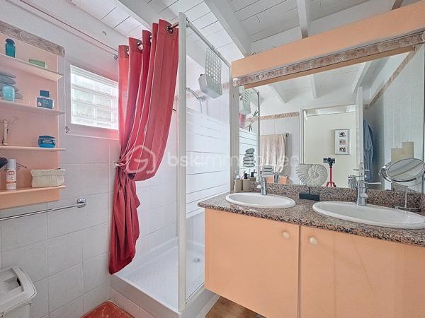 EXCLUSIVITE 
Delphine MIRANDA pour BSK Immobilier

Saint François , dans un lotissement prisé pour son emplacement et sa quiétude je vous propose cette jolie villa d'habitation d'une surface habitable de 102 m2 (82,43 m2 Carrez) édifiée sur deux niveaux sur une parcelle plane de 383 m2.
Entrée par portail électrique avec portillon de sécurité, le jardin paysagé tiré au cordeau vous offre un extérieur sans contrainte d'entretien , une piscine au sel avec douche extérieure , un carport et un grand garage fermé de 20 m2.
La terrasse abritée orientée jardin vous permettra également de profiter de la douceur du climat caribéen.
La maison propose un grand salon - séjour avec belle hauteur sous plafond, une cuisine ouverte aménagée et équipée , une grande chambre climatisée avec placards de rangements, une deuxième chambre version suite parentale avec placards, salle d'eau douche à l'italienne et toilettes, une deuxième salle d'eau et un toilette invité.
Pour compléter l'ensemble, à l'étage en mezzanine fermée une troisième chambre climatisée.
Aucun travaux à prévoir , l'entretien est irréprochable il est important de le souligner, vous disposez d'un bien clé en main prêt à l'emploi.

Ses atouts majeurs : 
- emplacement 
- peu d'entretien extérieur
- garage fermé 
- climatisations et ventilateurs plafonniers 
- moustiquaires intégrées sur chaque fenêtres
- 2 citernes tampon de 1250 litres soit 2500 litres à disposition
- piscine au sel 
- vendu meublé clé en main 
- 2 places de parking intérieur et une en extérieur 
- aucun travaux 

Clairement c'est un coup de coeur clé en main, n'hésitez pas à me contacter pour de plus amples informations, accéder à la vidéo de la villa , échanger sur votre projet et positionner une visite.
Merci de privilégier l'appel ou message par whatsapp.