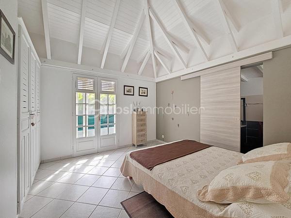 EXCLUSIVITE 
Delphine MIRANDA pour BSK Immobilier

Saint François , dans un lotissement prisé pour son emplacement et sa quiétude je vous propose cette jolie villa d'habitation d'une surface habitable de 102 m2 (82,43 m2 Carrez) édifiée sur deux niveaux sur une parcelle plane de 383 m2.
Entrée par portail électrique avec portillon de sécurité, le jardin paysagé tiré au cordeau vous offre un extérieur sans contrainte d'entretien , une piscine au sel avec douche extérieure , un carport et un grand garage fermé de 20 m2.
La terrasse abritée orientée jardin vous permettra également de profiter de la douceur du climat caribéen.
La maison propose un grand salon - séjour avec belle hauteur sous plafond, une cuisine ouverte aménagée et équipée , une grande chambre climatisée avec placards de rangements, une deuxième chambre version suite parentale avec placards, salle d'eau douche à l'italienne et toilettes, une deuxième salle d'eau et un toilette invité.
Pour compléter l'ensemble, à l'étage en mezzanine fermée une troisième chambre climatisée.
Aucun travaux à prévoir , l'entretien est irréprochable il est important de le souligner, vous disposez d'un bien clé en main prêt à l'emploi.

Ses atouts majeurs : 
- emplacement 
- peu d'entretien extérieur
- garage fermé 
- climatisations et ventilateurs plafonniers 
- moustiquaires intégrées sur chaque fenêtres
- 2 citernes tampon de 1250 litres soit 2500 litres à disposition
- piscine au sel 
- vendu meublé clé en main 
- 2 places de parking intérieur et une en extérieur 
- aucun travaux 

Clairement c'est un coup de coeur clé en main, n'hésitez pas à me contacter pour de plus amples informations, accéder à la vidéo de la villa , échanger sur votre projet et positionner une visite.
Merci de privilégier l'appel ou message par whatsapp.