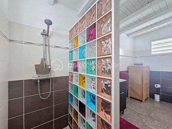 EXCLUSIVITE 
Delphine MIRANDA pour BSK Immobilier

Saint François , dans un lotissement prisé pour son emplacement et sa quiétude je vous propose cette jolie villa d'habitation d'une surface habitable de 102 m2 (82,43 m2 Carrez) édifiée sur deux niveaux sur une parcelle plane de 383 m2.
Entrée par portail électrique avec portillon de sécurité, le jardin paysagé tiré au cordeau vous offre un extérieur sans contrainte d'entretien , une piscine au sel avec douche extérieure , un carport et un grand garage fermé de 20 m2.
La terrasse abritée orientée jardin vous permettra également de profiter de la douceur du climat caribéen.
La maison propose un grand salon - séjour avec belle hauteur sous plafond, une cuisine ouverte aménagée et équipée , une grande chambre climatisée avec placards de rangements, une deuxième chambre version suite parentale avec placards, salle d'eau douche à l'italienne et toilettes, une deuxième salle d'eau et un toilette invité.
Pour compléter l'ensemble, à l'étage en mezzanine fermée une troisième chambre climatisée.
Aucun travaux à prévoir , l'entretien est irréprochable il est important de le souligner, vous disposez d'un bien clé en main prêt à l'emploi.

Ses atouts majeurs : 
- emplacement 
- peu d'entretien extérieur
- garage fermé 
- climatisations et ventilateurs plafonniers 
- moustiquaires intégrées sur chaque fenêtres
- 2 citernes tampon de 1250 litres soit 2500 litres à disposition
- piscine au sel 
- vendu meublé clé en main 
- 2 places de parking intérieur et une en extérieur 
- aucun travaux 

Clairement c'est un coup de coeur clé en main, n'hésitez pas à me contacter pour de plus amples informations, accéder à la vidéo de la villa , échanger sur votre projet et positionner une visite.
Merci de privilégier l'appel ou message par whatsapp.