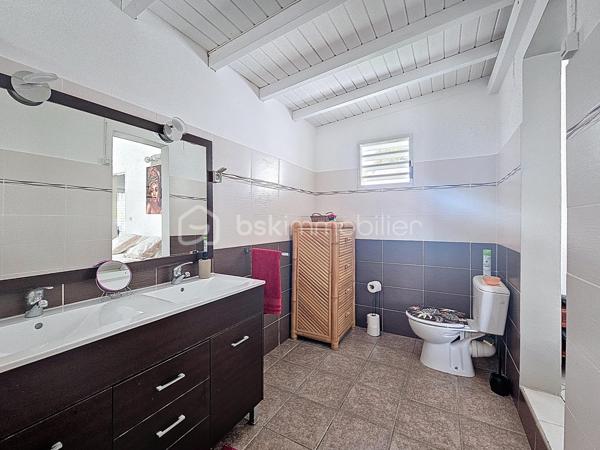 EXCLUSIVITE 
Delphine MIRANDA pour BSK Immobilier

Saint François , dans un lotissement prisé pour son emplacement et sa quiétude je vous propose cette jolie villa d'habitation d'une surface habitable de 102 m2 (82,43 m2 Carrez) édifiée sur deux niveaux sur une parcelle plane de 383 m2.
Entrée par portail électrique avec portillon de sécurité, le jardin paysagé tiré au cordeau vous offre un extérieur sans contrainte d'entretien , une piscine au sel avec douche extérieure , un carport et un grand garage fermé de 20 m2.
La terrasse abritée orientée jardin vous permettra également de profiter de la douceur du climat caribéen.
La maison propose un grand salon - séjour avec belle hauteur sous plafond, une cuisine ouverte aménagée et équipée , une grande chambre climatisée avec placards de rangements, une deuxième chambre version suite parentale avec placards, salle d'eau douche à l'italienne et toilettes, une deuxième salle d'eau et un toilette invité.
Pour compléter l'ensemble, à l'étage en mezzanine fermée une troisième chambre climatisée.
Aucun travaux à prévoir , l'entretien est irréprochable il est important de le souligner, vous disposez d'un bien clé en main prêt à l'emploi.

Ses atouts majeurs : 
- emplacement 
- peu d'entretien extérieur
- garage fermé 
- climatisations et ventilateurs plafonniers 
- moustiquaires intégrées sur chaque fenêtres
- 2 citernes tampon de 1250 litres soit 2500 litres à disposition
- piscine au sel 
- vendu meublé clé en main 
- 2 places de parking intérieur et une en extérieur 
- aucun travaux 

Clairement c'est un coup de coeur clé en main, n'hésitez pas à me contacter pour de plus amples informations, accéder à la vidéo de la villa , échanger sur votre projet et positionner une visite.
Merci de privilégier l'appel ou message par whatsapp.