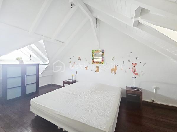 EXCLUSIVITE 
Delphine MIRANDA pour BSK Immobilier

Saint François , dans un lotissement prisé pour son emplacement et sa quiétude je vous propose cette jolie villa d'habitation d'une surface habitable de 102 m2 (82,43 m2 Carrez) édifiée sur deux niveaux sur une parcelle plane de 383 m2.
Entrée par portail électrique avec portillon de sécurité, le jardin paysagé tiré au cordeau vous offre un extérieur sans contrainte d'entretien , une piscine au sel avec douche extérieure , un carport et un grand garage fermé de 20 m2.
La terrasse abritée orientée jardin vous permettra également de profiter de la douceur du climat caribéen.
La maison propose un grand salon - séjour avec belle hauteur sous plafond, une cuisine ouverte aménagée et équipée , une grande chambre climatisée avec placards de rangements, une deuxième chambre version suite parentale avec placards, salle d'eau douche à l'italienne et toilettes, une deuxième salle d'eau et un toilette invité.
Pour compléter l'ensemble, à l'étage en mezzanine fermée une troisième chambre climatisée.
Aucun travaux à prévoir , l'entretien est irréprochable il est important de le souligner, vous disposez d'un bien clé en main prêt à l'emploi.

Ses atouts majeurs : 
- emplacement 
- peu d'entretien extérieur
- garage fermé 
- climatisations et ventilateurs plafonniers 
- moustiquaires intégrées sur chaque fenêtres
- 2 citernes tampon de 1250 litres soit 2500 litres à disposition
- piscine au sel 
- vendu meublé clé en main 
- 2 places de parking intérieur et une en extérieur 
- aucun travaux 

Clairement c'est un coup de coeur clé en main, n'hésitez pas à me contacter pour de plus amples informations, accéder à la vidéo de la villa , échanger sur votre projet et positionner une visite.
Merci de privilégier l'appel ou message par whatsapp.