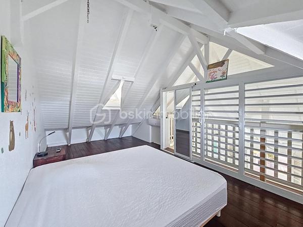 EXCLUSIVITE 
Delphine MIRANDA pour BSK Immobilier

Saint François , dans un lotissement prisé pour son emplacement et sa quiétude je vous propose cette jolie villa d'habitation d'une surface habitable de 102 m2 (82,43 m2 Carrez) édifiée sur deux niveaux sur une parcelle plane de 383 m2.
Entrée par portail électrique avec portillon de sécurité, le jardin paysagé tiré au cordeau vous offre un extérieur sans contrainte d'entretien , une piscine au sel avec douche extérieure , un carport et un grand garage fermé de 20 m2.
La terrasse abritée orientée jardin vous permettra également de profiter de la douceur du climat caribéen.
La maison propose un grand salon - séjour avec belle hauteur sous plafond, une cuisine ouverte aménagée et équipée , une grande chambre climatisée avec placards de rangements, une deuxième chambre version suite parentale avec placards, salle d'eau douche à l'italienne et toilettes, une deuxième salle d'eau et un toilette invité.
Pour compléter l'ensemble, à l'étage en mezzanine fermée une troisième chambre climatisée.
Aucun travaux à prévoir , l'entretien est irréprochable il est important de le souligner, vous disposez d'un bien clé en main prêt à l'emploi.

Ses atouts majeurs : 
- emplacement 
- peu d'entretien extérieur
- garage fermé 
- climatisations et ventilateurs plafonniers 
- moustiquaires intégrées sur chaque fenêtres
- 2 citernes tampon de 1250 litres soit 2500 litres à disposition
- piscine au sel 
- vendu meublé clé en main 
- 2 places de parking intérieur et une en extérieur 
- aucun travaux 

Clairement c'est un coup de coeur clé en main, n'hésitez pas à me contacter pour de plus amples informations, accéder à la vidéo de la villa , échanger sur votre projet et positionner une visite.
Merci de privilégier l'appel ou message par whatsapp.