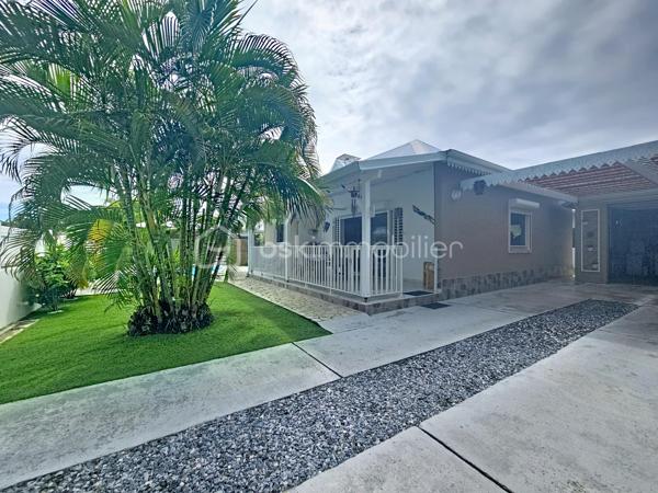 EXCLUSIVITE 
Delphine MIRANDA pour BSK Immobilier

Saint François , dans un lotissement prisé pour son emplacement et sa quiétude je vous propose cette jolie villa d'habitation d'une surface habitable de 102 m2 (82,43 m2 Carrez) édifiée sur deux niveaux sur une parcelle plane de 383 m2.
Entrée par portail électrique avec portillon de sécurité, le jardin paysagé tiré au cordeau vous offre un extérieur sans contrainte d'entretien , une piscine au sel avec douche extérieure , un carport et un grand garage fermé de 20 m2.
La terrasse abritée orientée jardin vous permettra également de profiter de la douceur du climat caribéen.
La maison propose un grand salon - séjour avec belle hauteur sous plafond, une cuisine ouverte aménagée et équipée , une grande chambre climatisée avec placards de rangements, une deuxième chambre version suite parentale avec placards, salle d'eau douche à l'italienne et toilettes, une deuxième salle d'eau et un toilette invité.
Pour compléter l'ensemble, à l'étage en mezzanine fermée une troisième chambre climatisée.
Aucun travaux à prévoir , l'entretien est irréprochable il est important de le souligner, vous disposez d'un bien clé en main prêt à l'emploi.

Ses atouts majeurs : 
- emplacement 
- peu d'entretien extérieur
- garage fermé 
- climatisations et ventilateurs plafonniers 
- moustiquaires intégrées sur chaque fenêtres
- 2 citernes tampon de 1250 litres soit 2500 litres à disposition
- piscine au sel 
- vendu meublé clé en main 
- 2 places de parking intérieur et une en extérieur 
- aucun travaux 

Clairement c'est un coup de coeur clé en main, n'hésitez pas à me contacter pour de plus amples informations, accéder à la vidéo de la villa , échanger sur votre projet et positionner une visite.
Merci de privilégier l'appel ou message par whatsapp.