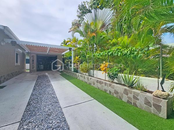 EXCLUSIVITE 
Delphine MIRANDA pour BSK Immobilier

Saint François , dans un lotissement prisé pour son emplacement et sa quiétude je vous propose cette jolie villa d'habitation d'une surface habitable de 102 m2 (82,43 m2 Carrez) édifiée sur deux niveaux sur une parcelle plane de 383 m2.
Entrée par portail électrique avec portillon de sécurité, le jardin paysagé tiré au cordeau vous offre un extérieur sans contrainte d'entretien , une piscine au sel avec douche extérieure , un carport et un grand garage fermé de 20 m2.
La terrasse abritée orientée jardin vous permettra également de profiter de la douceur du climat caribéen.
La maison propose un grand salon - séjour avec belle hauteur sous plafond, une cuisine ouverte aménagée et équipée , une grande chambre climatisée avec placards de rangements, une deuxième chambre version suite parentale avec placards, salle d'eau douche à l'italienne et toilettes, une deuxième salle d'eau et un toilette invité.
Pour compléter l'ensemble, à l'étage en mezzanine fermée une troisième chambre climatisée.
Aucun travaux à prévoir , l'entretien est irréprochable il est important de le souligner, vous disposez d'un bien clé en main prêt à l'emploi.

Ses atouts majeurs : 
- emplacement 
- peu d'entretien extérieur
- garage fermé 
- climatisations et ventilateurs plafonniers 
- moustiquaires intégrées sur chaque fenêtres
- 2 citernes tampon de 1250 litres soit 2500 litres à disposition
- piscine au sel 
- vendu meublé clé en main 
- 2 places de parking intérieur et une en extérieur 
- aucun travaux 

Clairement c'est un coup de coeur clé en main, n'hésitez pas à me contacter pour de plus amples informations, accéder à la vidéo de la villa , échanger sur votre projet et positionner une visite.
Merci de privilégier l'appel ou message par whatsapp.