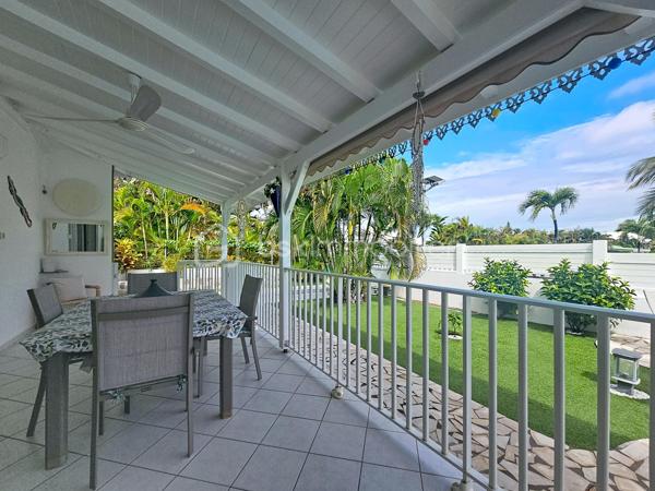 EXCLUSIVITE 
Delphine MIRANDA pour BSK Immobilier

Saint François , dans un lotissement prisé pour son emplacement et sa quiétude je vous propose cette jolie villa d'habitation d'une surface habitable de 102 m2 (82,43 m2 Carrez) édifiée sur deux niveaux sur une parcelle plane de 383 m2.
Entrée par portail électrique avec portillon de sécurité, le jardin paysagé tiré au cordeau vous offre un extérieur sans contrainte d'entretien , une piscine au sel avec douche extérieure , un carport et un grand garage fermé de 20 m2.
La terrasse abritée orientée jardin vous permettra également de profiter de la douceur du climat caribéen.
La maison propose un grand salon - séjour avec belle hauteur sous plafond, une cuisine ouverte aménagée et équipée , une grande chambre climatisée avec placards de rangements, une deuxième chambre version suite parentale avec placards, salle d'eau douche à l'italienne et toilettes, une deuxième salle d'eau et un toilette invité.
Pour compléter l'ensemble, à l'étage en mezzanine fermée une troisième chambre climatisée.
Aucun travaux à prévoir , l'entretien est irréprochable il est important de le souligner, vous disposez d'un bien clé en main prêt à l'emploi.

Ses atouts majeurs : 
- emplacement 
- peu d'entretien extérieur
- garage fermé 
- climatisations et ventilateurs plafonniers 
- moustiquaires intégrées sur chaque fenêtres
- 2 citernes tampon de 1250 litres soit 2500 litres à disposition
- piscine au sel 
- vendu meublé clé en main 
- 2 places de parking intérieur et une en extérieur 
- aucun travaux 

Clairement c'est un coup de coeur clé en main, n'hésitez pas à me contacter pour de plus amples informations, accéder à la vidéo de la villa , échanger sur votre projet et positionner une visite.
Merci de privilégier l'appel ou message par whatsapp.