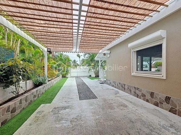 EXCLUSIVITE 
Delphine MIRANDA pour BSK Immobilier

Saint François , dans un lotissement prisé pour son emplacement et sa quiétude je vous propose cette jolie villa d'habitation d'une surface habitable de 102 m2 (82,43 m2 Carrez) édifiée sur deux niveaux sur une parcelle plane de 383 m2.
Entrée par portail électrique avec portillon de sécurité, le jardin paysagé tiré au cordeau vous offre un extérieur sans contrainte d'entretien , une piscine au sel avec douche extérieure , un carport et un grand garage fermé de 20 m2.
La terrasse abritée orientée jardin vous permettra également de profiter de la douceur du climat caribéen.
La maison propose un grand salon - séjour avec belle hauteur sous plafond, une cuisine ouverte aménagée et équipée , une grande chambre climatisée avec placards de rangements, une deuxième chambre version suite parentale avec placards, salle d'eau douche à l'italienne et toilettes, une deuxième salle d'eau et un toilette invité.
Pour compléter l'ensemble, à l'étage en mezzanine fermée une troisième chambre climatisée.
Aucun travaux à prévoir , l'entretien est irréprochable il est important de le souligner, vous disposez d'un bien clé en main prêt à l'emploi.

Ses atouts majeurs : 
- emplacement 
- peu d'entretien extérieur
- garage fermé 
- climatisations et ventilateurs plafonniers 
- moustiquaires intégrées sur chaque fenêtres
- 2 citernes tampon de 1250 litres soit 2500 litres à disposition
- piscine au sel 
- vendu meublé clé en main 
- 2 places de parking intérieur et une en extérieur 
- aucun travaux 

Clairement c'est un coup de coeur clé en main, n'hésitez pas à me contacter pour de plus amples informations, accéder à la vidéo de la villa , échanger sur votre projet et positionner une visite.
Merci de privilégier l'appel ou message par whatsapp.
