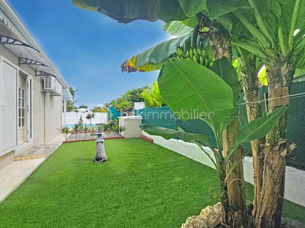 EXCLUSIVITE 
Delphine MIRANDA pour BSK Immobilier

Saint François , dans un lotissement prisé pour son emplacement et sa quiétude je vous propose cette jolie villa d'habitation d'une surface habitable de 102 m2 (82,43 m2 Carrez) édifiée sur deux niveaux sur une parcelle plane de 383 m2.
Entrée par portail électrique avec portillon de sécurité, le jardin paysagé tiré au cordeau vous offre un extérieur sans contrainte d'entretien , une piscine au sel avec douche extérieure , un carport et un grand garage fermé de 20 m2.
La terrasse abritée orientée jardin vous permettra également de profiter de la douceur du climat caribéen.
La maison propose un grand salon - séjour avec belle hauteur sous plafond, une cuisine ouverte aménagée et équipée , une grande chambre climatisée avec placards de rangements, une deuxième chambre version suite parentale avec placards, salle d'eau douche à l'italienne et toilettes, une deuxième salle d'eau et un toilette invité.
Pour compléter l'ensemble, à l'étage en mezzanine fermée une troisième chambre climatisée.
Aucun travaux à prévoir , l'entretien est irréprochable il est important de le souligner, vous disposez d'un bien clé en main prêt à l'emploi.

Ses atouts majeurs : 
- emplacement 
- peu d'entretien extérieur
- garage fermé 
- climatisations et ventilateurs plafonniers 
- moustiquaires intégrées sur chaque fenêtres
- 2 citernes tampon de 1250 litres soit 2500 litres à disposition
- piscine au sel 
- vendu meublé clé en main 
- 2 places de parking intérieur et une en extérieur 
- aucun travaux 

Clairement c'est un coup de coeur clé en main, n'hésitez pas à me contacter pour de plus amples informations, accéder à la vidéo de la villa , échanger sur votre projet et positionner une visite.
Merci de privilégier l'appel ou message par whatsapp.