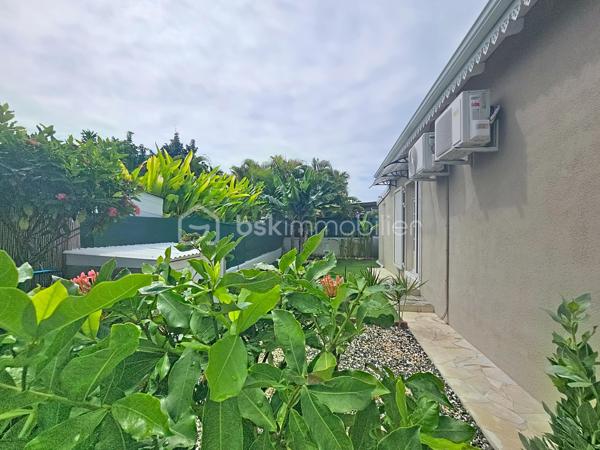 EXCLUSIVITE 
Delphine MIRANDA pour BSK Immobilier

Saint François , dans un lotissement prisé pour son emplacement et sa quiétude je vous propose cette jolie villa d'habitation d'une surface habitable de 102 m2 (82,43 m2 Carrez) édifiée sur deux niveaux sur une parcelle plane de 383 m2.
Entrée par portail électrique avec portillon de sécurité, le jardin paysagé tiré au cordeau vous offre un extérieur sans contrainte d'entretien , une piscine au sel avec douche extérieure , un carport et un grand garage fermé de 20 m2.
La terrasse abritée orientée jardin vous permettra également de profiter de la douceur du climat caribéen.
La maison propose un grand salon - séjour avec belle hauteur sous plafond, une cuisine ouverte aménagée et équipée , une grande chambre climatisée avec placards de rangements, une deuxième chambre version suite parentale avec placards, salle d'eau douche à l'italienne et toilettes, une deuxième salle d'eau et un toilette invité.
Pour compléter l'ensemble, à l'étage en mezzanine fermée une troisième chambre climatisée.
Aucun travaux à prévoir , l'entretien est irréprochable il est important de le souligner, vous disposez d'un bien clé en main prêt à l'emploi.

Ses atouts majeurs : 
- emplacement 
- peu d'entretien extérieur
- garage fermé 
- climatisations et ventilateurs plafonniers 
- moustiquaires intégrées sur chaque fenêtres
- 2 citernes tampon de 1250 litres soit 2500 litres à disposition
- piscine au sel 
- vendu meublé clé en main 
- 2 places de parking intérieur et une en extérieur 
- aucun travaux 

Clairement c'est un coup de coeur clé en main, n'hésitez pas à me contacter pour de plus amples informations, accéder à la vidéo de la villa , échanger sur votre projet et positionner une visite.
Merci de privilégier l'appel ou message par whatsapp.